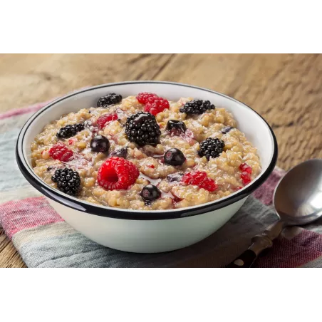 Gachas de arroz con coco y bayas silvestres